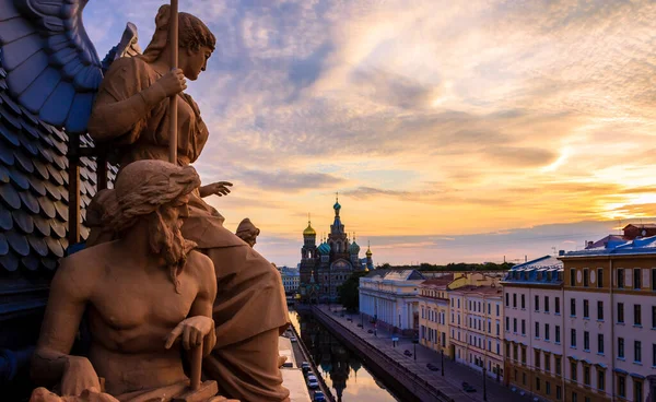 Tarihi Bankanın Çatısındaki Heykeller Kurtarıcı Nın Kilisesi Petersburg Rusya Dökülen — Stok fotoğraf