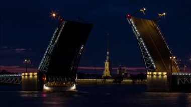 Beyaz gecelerde Rusya 'nın Saint Petersburg kentindeki sarayın asma köprüsünün yükselişi.