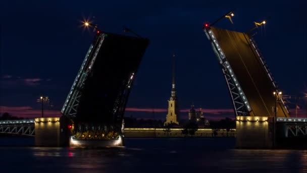 Timelapse, levantamento de ponte levadiça Palácio em São Petersburgo, Rússia, durante noites brancas — Vídeo de Stock