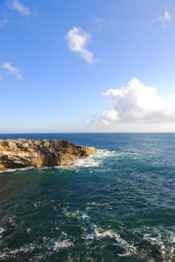 Portekiz 'de deniz ve kayalar