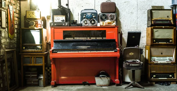 Velho Piano Vintage Vermelho — Fotografia de Stock