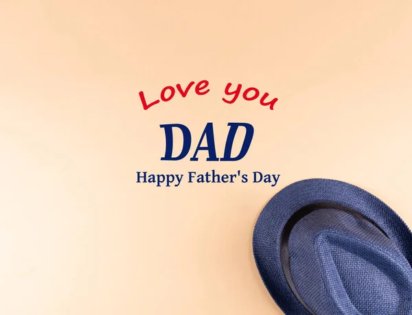 Koncepcja Napisu Happy Father Day Niebieskim Kapeluszem Żółtym Tle — Zdjęcie stockowe