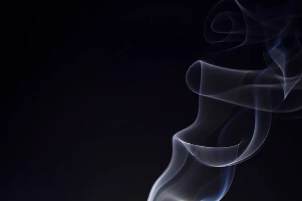 Siyah arkaplanda tütsü dumanı