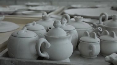 Clay atölyesi. Kaynak yapmak için çaydanlık, şeker kasesi. Panorama. Kapatın. Gri Tonlama.