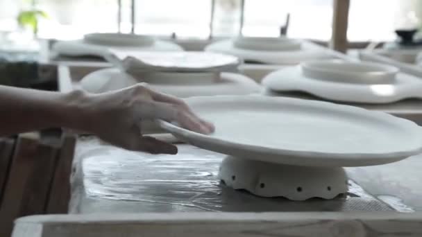 Laboratorio Argilla Mano Una Donna Strofina Fondo Del Vaso Chiudete — Video Stock