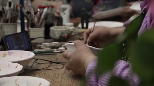 Művész Asztal Női Kezek Ecsettel Festik Tányért Közelről Lassú Panoráma — Stock videók