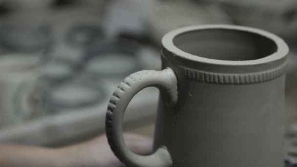 Clay车间用粘土杯擦拭手柄的接缝 在灰色的阴影中靠近点 — 图库视频影像