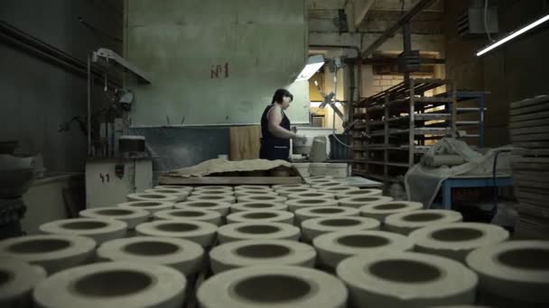 ワークショップ マシンの女性が空の粘土カップを作る 左から右のパノラマ グレースケールだ 総計画 — ストック動画