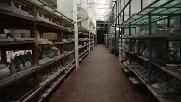 絵を描くために用意された陶器の棚 左から右のパノラマ グレースケール — ストック動画