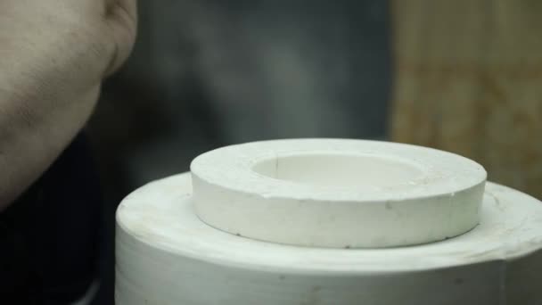 Les Mains Femme Mettent Sur Roue Potier Forme Pour Tasse — Video