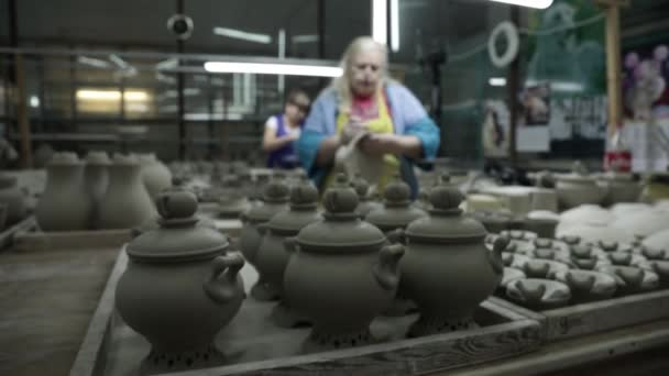 Керамика Неокрашенные Глиняные Блюда Кувшины Самовары Заднем Плане Две Женщины — стоковое видео