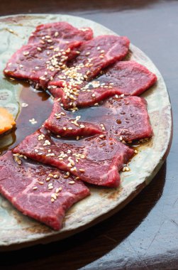 Premium Japon Rosu sığır eti tabağa dilimlenmiş