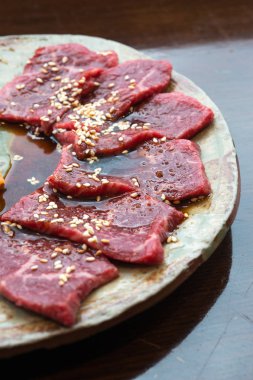 Premium Japon Rosu sığır eti tabağa dilimlenmiş