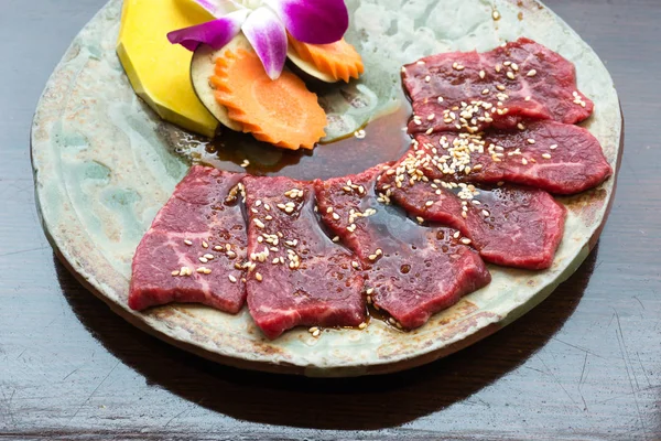 Premium Japon Rosu sığır eti tabağa dilimlenmiş