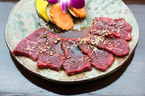 Premium Japon Rosu sığır eti tabağa dilimlenmiş