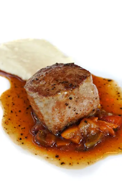 sığır eti biftek kırmızı şarap sos ve patates püresi ile