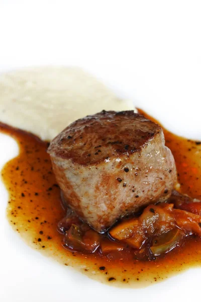 sığır eti biftek kırmızı şarap sos ve patates püresi ile