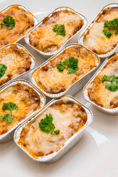 domuz eti alüminyum folyo tepsi içinde ev yapımı lazanya