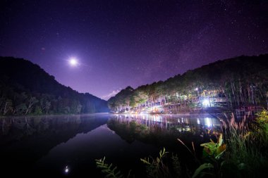 Güzel gece gökyüzünde ışık ay ve milkyway Pang Ung Gölü Mae Hong Son'ın şehir, Kuzey Tayland ile.  