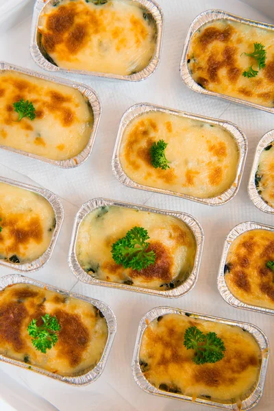 domuz eti alüminyum folyo tepsi içinde ev yapımı lazanya