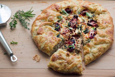 Süzme peynir, ton balığı, güneşte kurutulmuş domates ve yeşil otlarla doldurulmuş poğaçalı bisküviler.