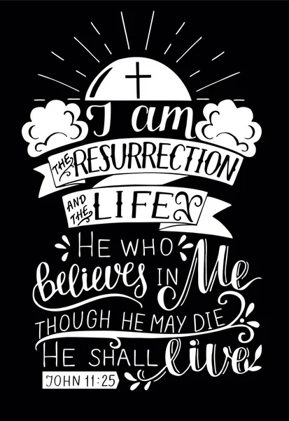 Lettrage à la main avec verset biblique Je suis la résurrection et la vie sur fond noir . — Image vectorielle
