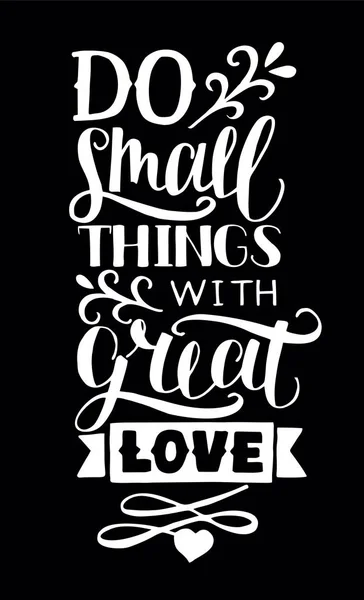Hand lettering med citat göra små saker med stor kärlek på svart bakgrund. — Stock vektor