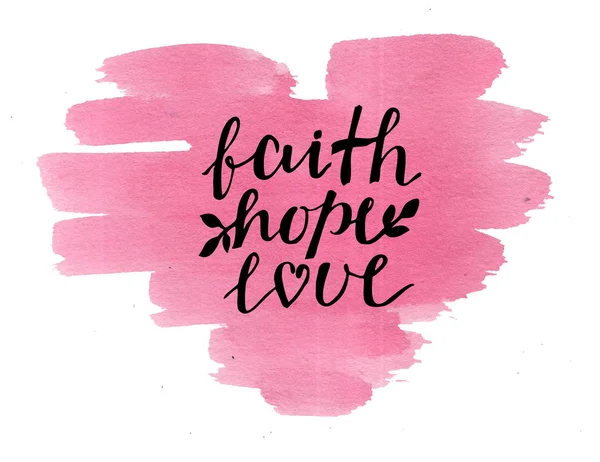 Γράμματα πίστη, ελπίδα και αγάπη στην ακουαρέλα καρδιά το χέρι. — Φωτογραφία Αρχείου