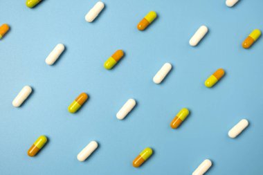 Mavi arkaplanda düzenlenmiş pek çok farklı hapı kapat.