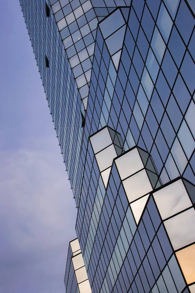 Fragmento de un rascacielos de cristal — Foto de Stock