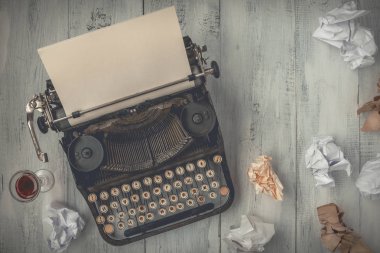 Boş kağıda sahip daktilo