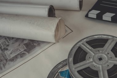 Film ve eski film afişleri ile reel