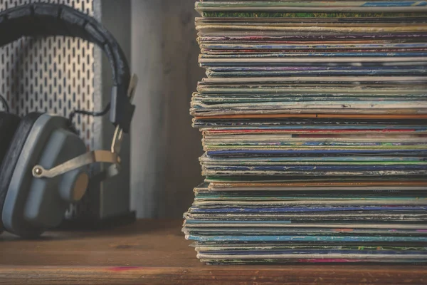 Montón de viejos discos de vinilo y auriculares — Foto de Stock