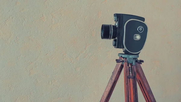 Oude filmcamera op een statief — Stockfoto