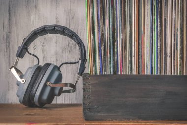 Eski vinil kayıtları ve kulaklık