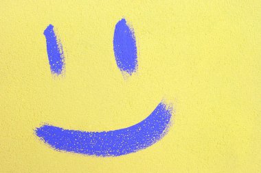 Gülümseme duvara boya ile çizilir