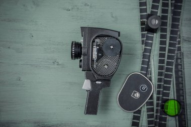 Eski film fotoğraf makinesi ve film