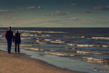 genç bir çift deniz kenarında yürüyüş