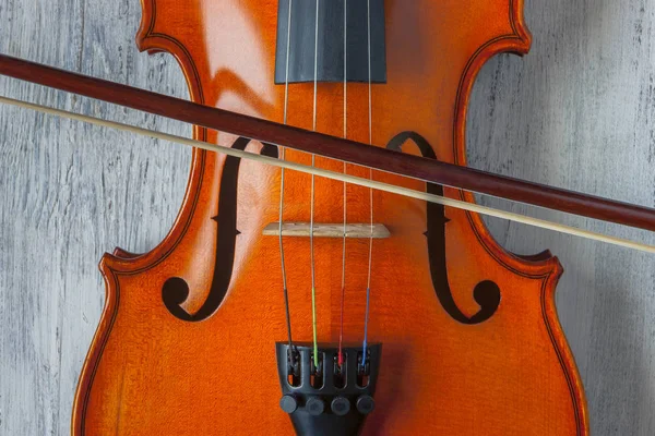 Скрипка с луком — стоковое фото