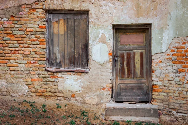 Двері і вікно старого будинку — стокове фото