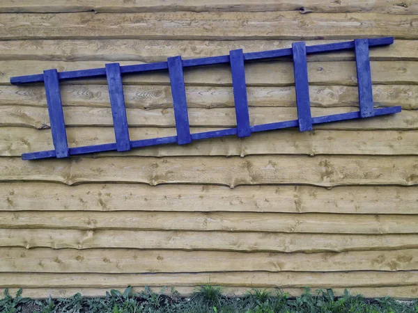Scala in legno sulla parete del fienile — Foto Stock