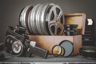 Makaraları filmleri bir ahşap kutu, objektif ve eski bir film kamera ile