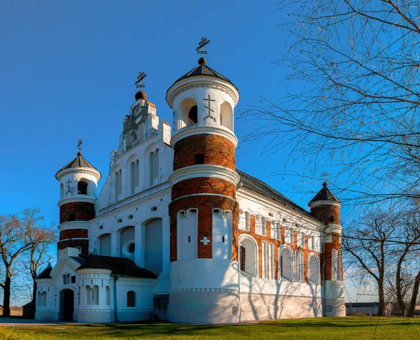 Оборонительный православный храм Рождества Пресвятой Богородицы в селе Мурованка Гродненской области, Беларусь . — стоковое фото