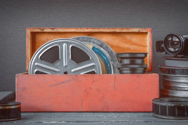 Makaraları filmleri bir ahşap kutu, objektif ve eski bir film kamera ile