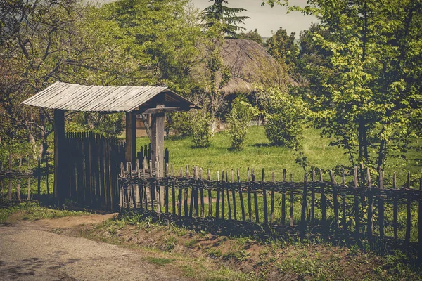 Landelijke houten poort en rieten hek — Stockfoto