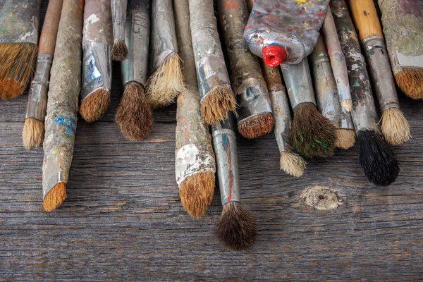 Alte Pinsel und Tuben mit Farbe — Stockfoto