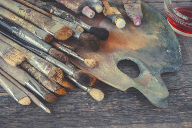 Sanatçı fırçalar ve tüpler palet boya ile