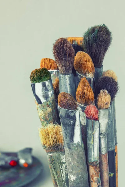 Művész ecset és festék a palettán csövekkel — Stock Fotó