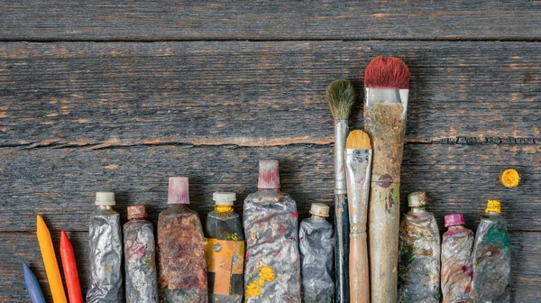 브러시, 페인트와 착 색 된 연필 튜브 — 스톡 사진