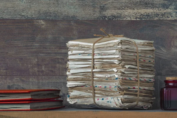 A stack of old letters and photo albums — Stock Photo, Image